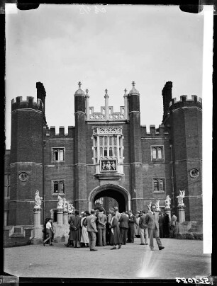 Schloss Hamptoncourt, Eingang
