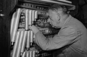 Porträt Conrad Katz' in seiner Werkstatt in der William-Zipperer-Straße beim Motoreinbau in eine Vibrolesta, einem Vibraphon, für die Komische Oper Berlin