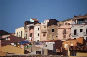 Insel Sardinien - Kleinstadt Bosa : Häuser der Stadt Bosa unterhalb der Festung Castello Serravalle, 2006