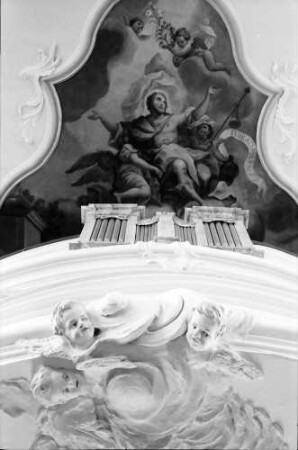 Herbolzheim: Renovierte Pfarrkirche; Putten an der Empore und Deckengemälde