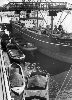Hamburg. Ein Frachtschiff wird im Kohlehafen entladen. Die Kohle kommt auf Schuten zum Weitertransport