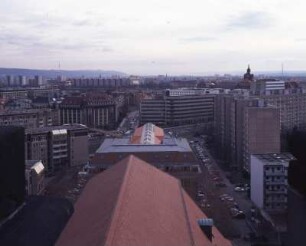Dresden-Neustadt. Hauptstraße. Blick vom Turm der Dreikönigskirche über die Dächer von Kirche und Markthalle, über die Albertstraße und die Archivstraße