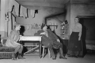 Szenenbilder aus "Der Biberpelz" von G. Hauptmann mit W. Gröhl, H. Hellmich, W. F. Richter (W. Richter-Reineck), F. Nowack, E. Mirek u.a. Maxim-Gorki-Theater, 17.09.1954