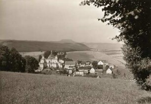 Albendorf (heute Wambierzyce / Polen). Blick von Osten über Ort und Wallfahrtskirche (1730) nach der Heuscheuer