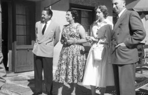 St. Moritz: Gruppen auf der Terrasse; Vordergrund Fenster