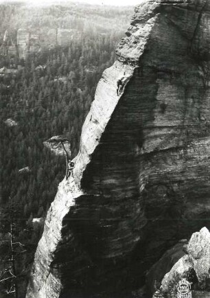 Böhmische Schweiz, Elbtal - Rechtes Ufer (Labské údolí - Pravý břeh). Wotanskegel (Vojtěch). Seilschaft Klemm über dem 2. Ring des Alten Weges (VI)
