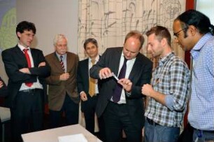 Pressekonferenz. Kai Schulz, Pressesprecher der Stadt Dresden, Prof. Dr. Thomas Bürger, Generaldirektor der SLUB, Prof. Dr. Hans Müller-Steinhagen, Rektor der TU Dresden, und Dirk Hilbert, Erster Bürgermeister Dresdens, bei dem Experiment "Wie gewinnt man mit einfachsten Mitteln die DNA einer Banane?"