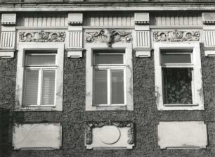 Dresden-Pieschen, Riesaer Straße 20/22. Doppelwohnhaus (um 1905). Obergeschoßfenster (Nummer 22)