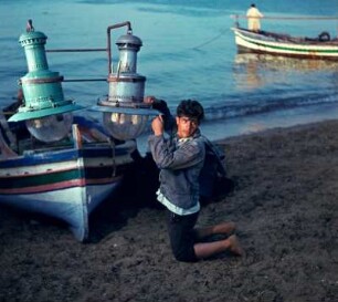 Marinella di Selinunte. Fischerboot mit Lampen zum Nachtfang am Strand