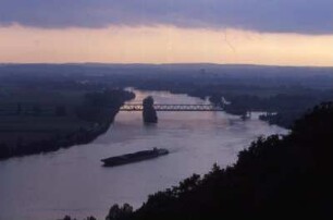 Blick von der Walhalla bei Regensburg abends auf die Donau