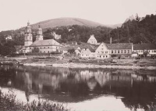 Miltenberg, Ortsansicht : Miltenberg. Ortsteilansicht über den Main gegen Odenwald mit Pfarrkirche und einem Holzlager