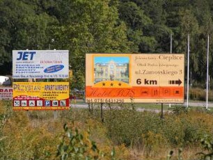 Hotel-Werbetafeln bei Jelina Gora (Hirschberg)