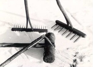 Holzkohlenherstellung in Rietschen, Arbeitsgerät : Handwerkstechniken - Kohlen- und Pechbrennerei. Ort: Rěčicy / Rietschen. Köhlerwerkzeug.