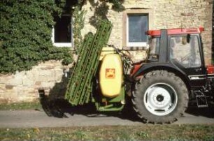 Fotografie: Pflanzenschutz, Feldspritze angebaut