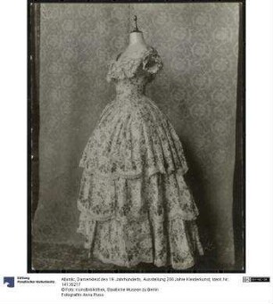 Damenkleid des 19. Jahrhunderts, Ausstellung 200 Jahre Kleiderkunst