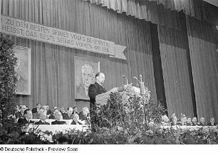 Veranstaltung anlässlich des 70. Geburtstages von Wilhelm Pieck : Walter Ulbricht am Rednerpult