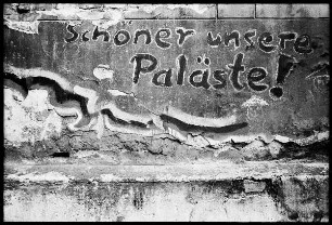 Inschrift "Schöner unsere Paläste" an der Hauswand