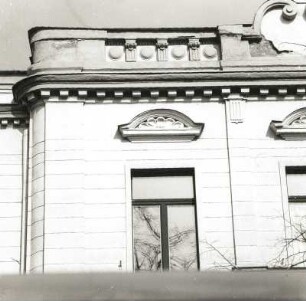 Cottbus, Karl-Liebknecht-Straße 109. Wohnhaus mit Einfriedung (um 1900), Fenster (Obergeschoss)