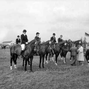 Sportveranstaltung: Pferdeleistungsschau: Reit- und Fahrverein Trittau und Umgebung von 1922 e.V.: Jubiläumsschau: Siegerehrung der Reiterstaffeln