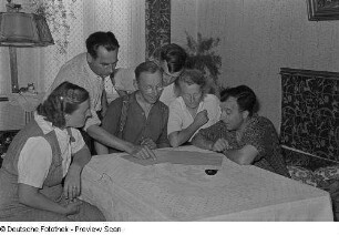 Alfred Glöckner (Mitte) spricht mit einigen Vorstandsmitgliedern der Hausgemeinschaft "Fortschritt" in Seehausen über den Plan der Jahresfeier; links (stehend) der Vorsitzende der Hausgemeinschaft, Paul Musy