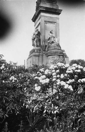 Unabhängigkeitsdenkmal : Zweiter Weltkrieg. Niederlande unter deutscher Besatzung. Den Haag. Unabhängigkeitsdenkmal (1863-1869; J. Jaquet). Sockel