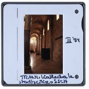 Trani, Kathedrale San Nicola Pellegrino : Südliches Seitenschiff nach Osten