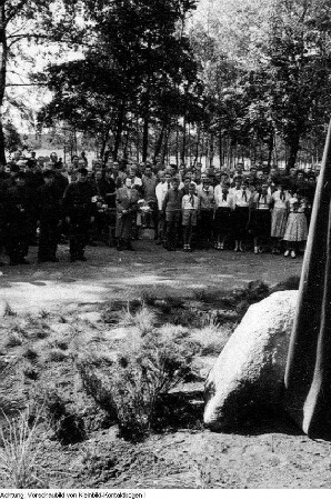 Dresden, Hellerau. Deutsche Werkstätten Hellerau: Feierliche Freigabe eines dem Antifaschisten und von den Nazis hingerichteten Kurt Schlosser gewidmeten Steines in den Hellerauer Werkstätten, 1965