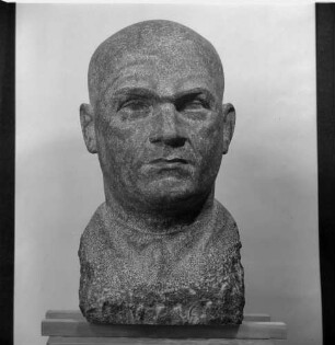 Porträtbüste von Ernst Thälmann : Porträtbüste von Ernst Thälmann. Granit (1953; W. Arnold)