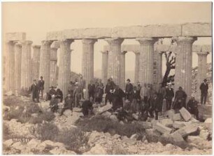 Tempel, Phigalia: Ansicht mit Reisegruppe