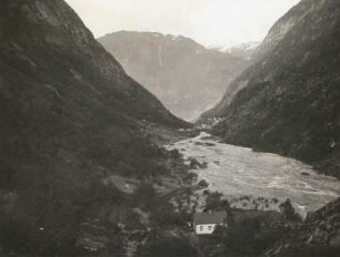 Blick von Buarbrä Richtung Oddo (Hardanger Fjord). Schwemmland des Gletscherbaches