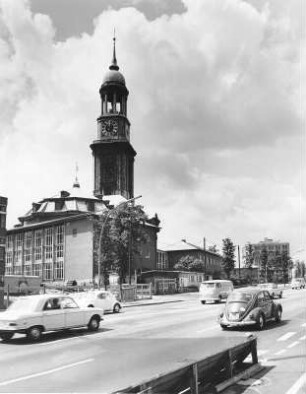 Hamburg-St. Pauli. Blick auf die Hauptkirche St. Michaelis (Michel) dem Wahrzeichen der Freien- und Hansstadt. Im Vordergrund die Ost-West-Straße