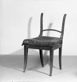 Polsterstuhl mit Fehlstück in der Rückenlehne : Polsterstuhl mit Fehlstück in der Rückenlehne. Holz, Polsterung (wohl um 1790/ 1820)