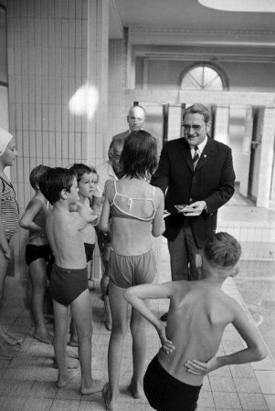 Verleihung des Freischwimmer- und Fahrtenschwimmerabzeichens an contergan-geschädigte Kinder im Vierordtbad.