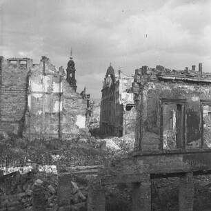 Dresden nach der Bombardierung vom 13./14. Februar 1945. Ruinen auf der Webergasse mit Blick zum Turm der Kreuzkirche und zum Rathausturm