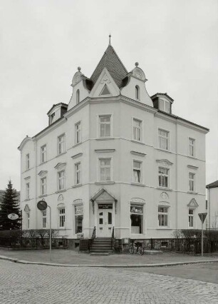 Wohnhaus mit Laden