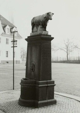 Dresden-Friedrichstadt, Schlachthofring. Brunnenstele mit Rinderplastik (1906/1910; Sandstein, Bronze; G. Wrba)