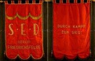 Banner der SED mit Querstange