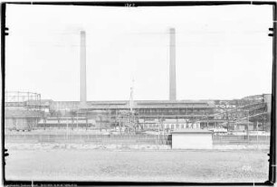 Blick von der Grubenbahn, West, Bau Me 1 Wassergasanlage, Me 38 Betriebswerkstatt und Büro, Me 87 Elektrische Unterstation, Me 111 Zentralstation für Kohlen- und Koksförderanlage, Me 509, 511 Gasbehälter, Bahnhof Leuna