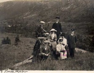 Bei Tromsø. Touristen posieren in der Landschaft