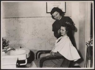 Friseurin bei der Arbeit