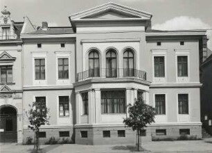 Cottbus, Bahnhofstraße 21. Wohnhaus. Straßenfront