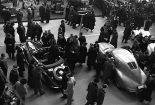 Berlin: Automobilausstellung; Blick auf Personenwagen in Halle; von oben