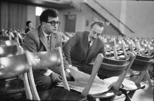 Donaueschingen: Donaueschinger Musiktage; Luciano Berio vor Partitur (auf Stuhl)