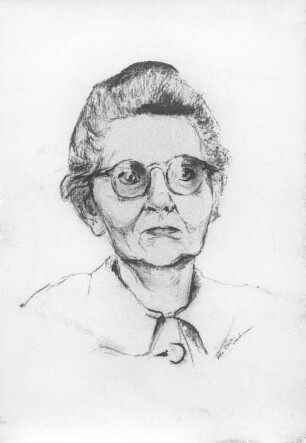 Weibliches Porträt mit Brille : Weibliches Porträt mit Brille. Kohlezeichnung (nach 1945; E. Richter). Dresden-Striesen, Borsbergstraße 11, Atelier der Künstlerin