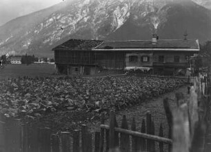 Gehöft : Blick über ein Kohlfeld auf ein Gehöft