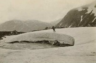 Österreich. Hohe Tauern, Hochalmspitz- und Ankogelgruppe. Bergsteiger am mit Schnee überbrückten Fallbach