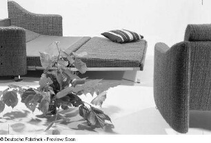 Sessel und ausgeklapptes Sofa als Doppelliege