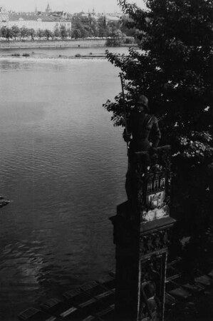Blick von der Kampa-Insel mit Roland-Statue über die Moldau zum Smetanaufer