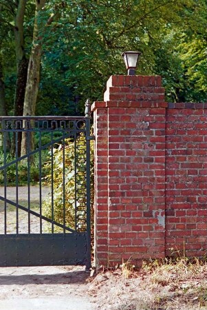 Gut Neverstaven: Eingangstor, Gutsmauer, Teilansicht