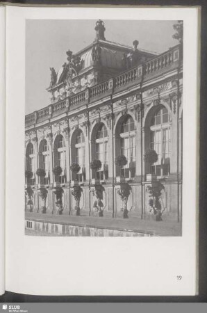 Galerie, überragt von einem der vier rechteckigen Pavillions